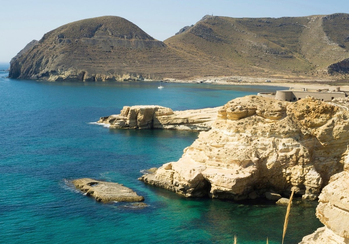 Vista del Playazo de Rodalquilar con el Castillo de San Ramón