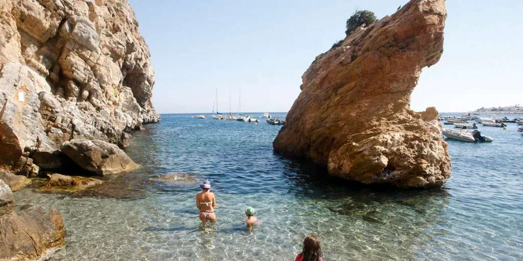 Las playas imprescindibles de Granada que debes visitar según la Guía Repsol