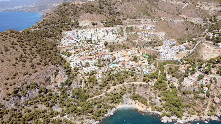 La pequeña playa de Calaiza, bajo un acantilado