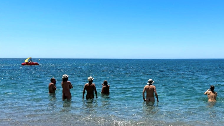 Nudistas en la playa de Cantarriján