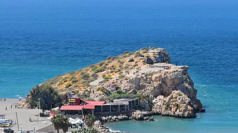 La playa está bajo el peñón más representativo del pueblo costero