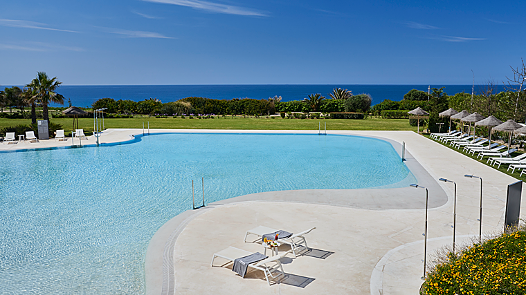 Imagen de las piscinas del hotel Barceló Conil Playa