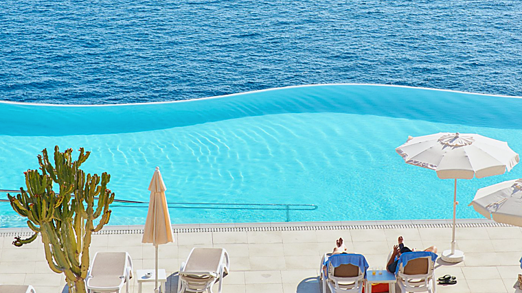 Imagen de la piscina infinita del Gloria Palace Amadores Thalasso & Hotel