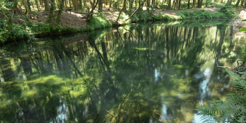 La laguna secreta de aguas cristalinas y cascadas a una hora de Vigo: dónde está y cómo llegar