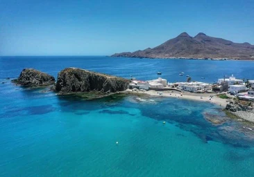 La 'pequeña Mykonos' andaluza: así es el bonito pueblo de aguas cristalinas que parece sacado de un cuento