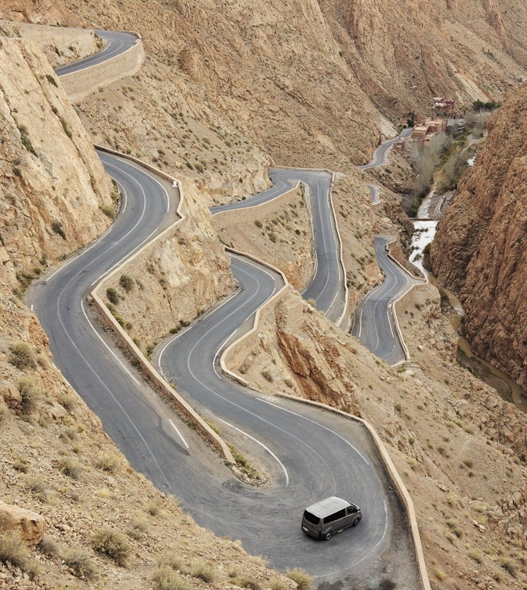 La carretera que recorre la Garganta del Dades se retuerce para salvar el fuerte desnivel