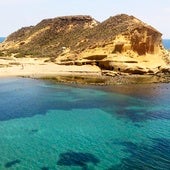 Esta es la playa de Almería conocida por sus aguas transparentes y calas naturales