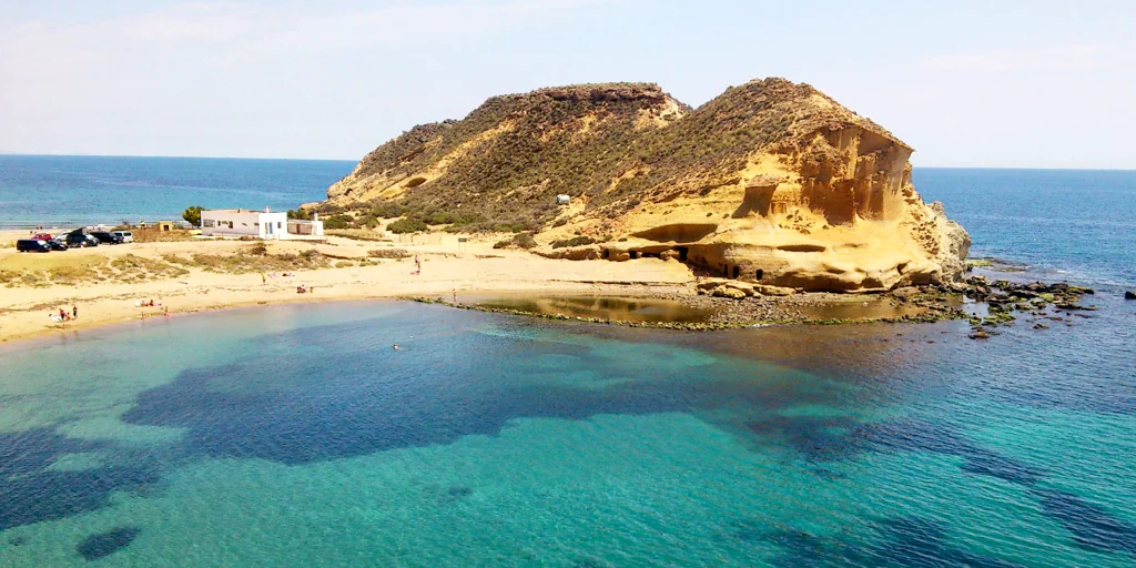 Esta es la playa de Almería conocida por sus aguas transparentes y calas naturales