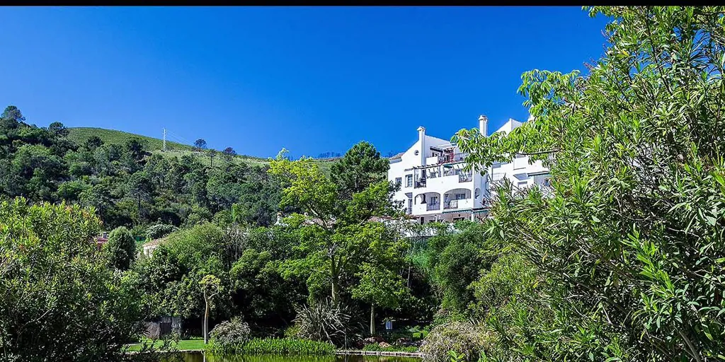 Conejos, un lago y hasta una cascada: así es el parque mágico que está a 20 minutos de Marbella