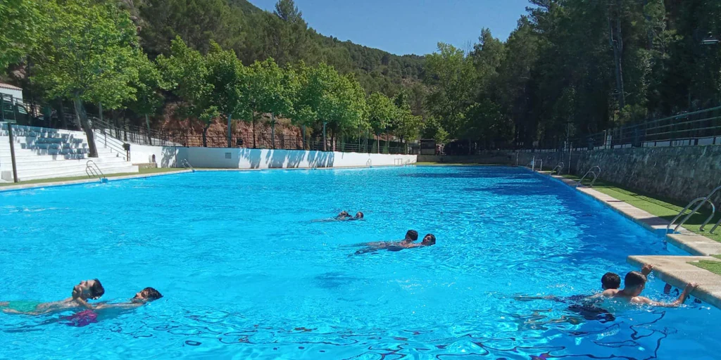 Casi gratis: esto es lo que cuesta ir a una de las piscinas más grandes de Europa