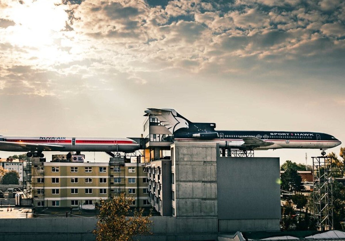 Dos aviones en el techo del edificio Nova Air