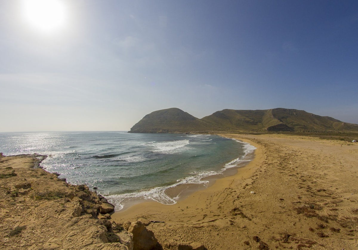 Vista del Playazo de Rodalquilar en el Parque Natural Cabo de Gata-Níjar