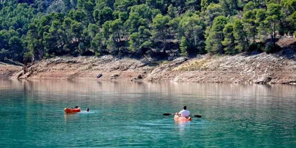 El lago escondido en Jaén donde puedes bañarte en aguas turquesas