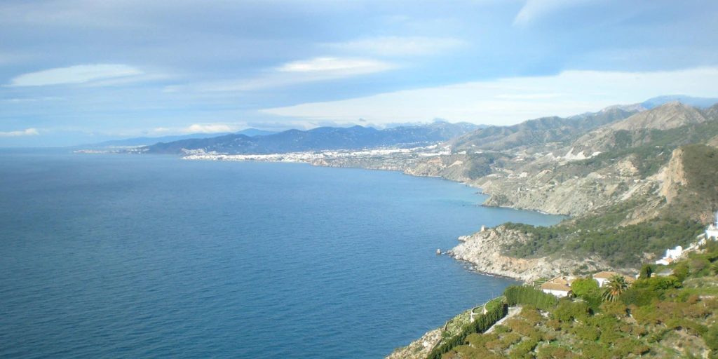 El acantilado secreto de Granada que tiene las mejores vistas al mar