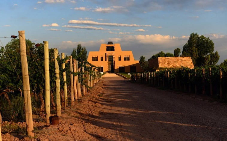 Imagen principal - La pirámide maya de la bodega Catena Zapata, el atardecer en Staphyle y una comida en 5 Suelos, el restaurante de Durigutti.