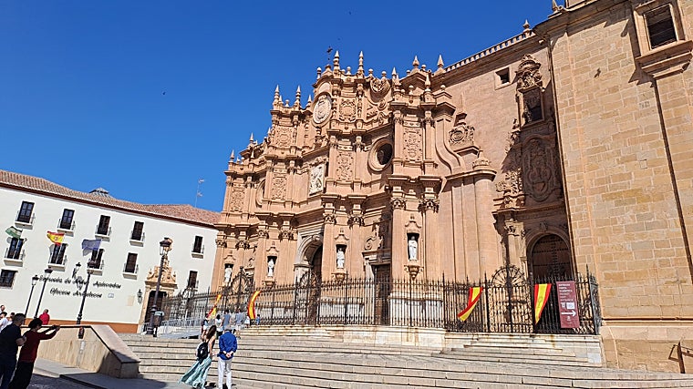 Fachada de la imponente catedral de Guadix, una joya arquitectónica que hay que ver si se visita la zona