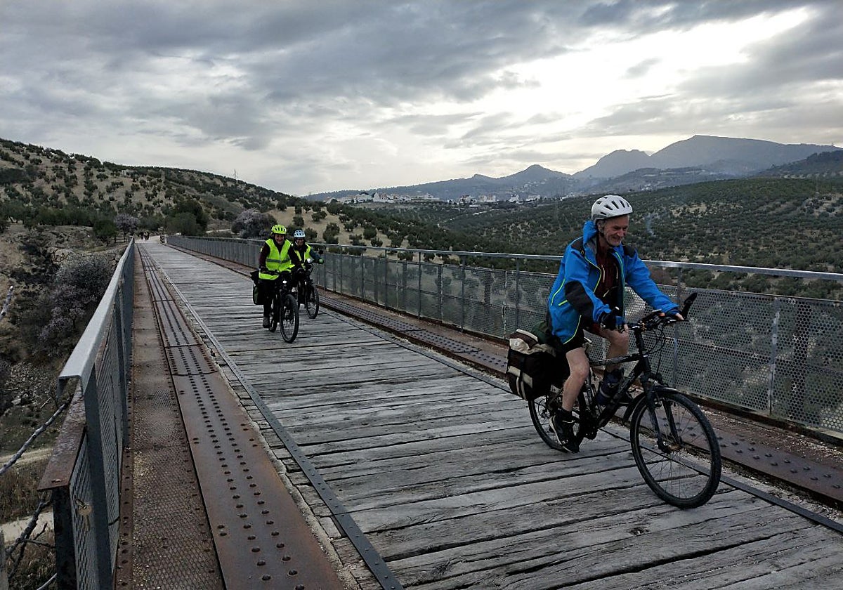 Ruta de ciclismo en la Vía Verde del Aceite