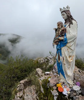 Imagen secundaria 2 - En la foto superior, San Juan de Pie de Puerto, pueblo abarrotado de peregrinos de donde sale la llamada ruta de Napoleón, que termina en Rocesvalles. Sobre estas líneas, el exterior del refugio Orisson. A la derecha, la Virgen de Biakorri