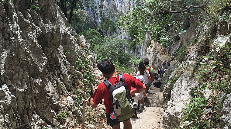 El camino es de piedra y hay desnivel por lo que se aconseja ir con ropa cómoda