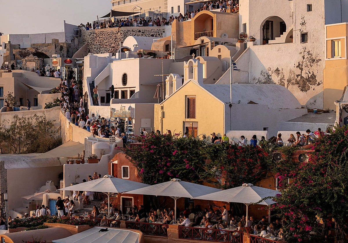 Cientos de turistas esperan el atardecer en Santorini en una foto tomada a finales de julio