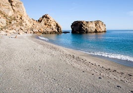 Esta es la playa de la costa tropical de Granada que suele estar vacía en septiembre