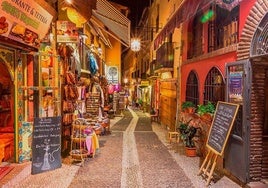 Esta es la calle de Granada en la que puedes beber agua de Sierra Nevada y que llaman el pequeño Marrakech