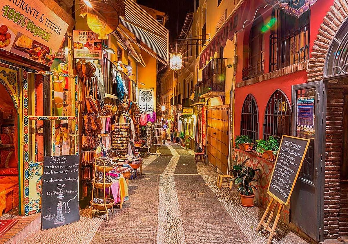 Esta calle es conocida como el pequeño Marrakech de Granada