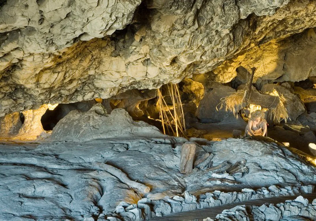 En el interior se reproduce cómo vivían los prehistóricos hace 20.000 años en el interior de la cueva