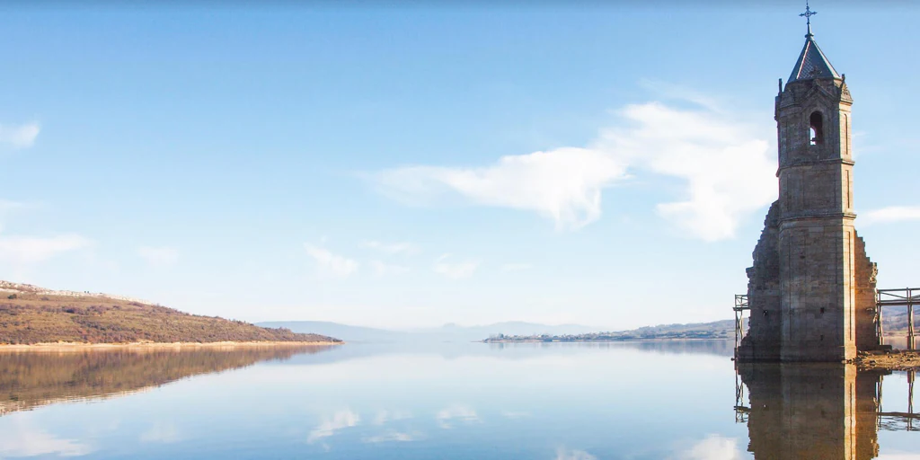 La catedral de los peces: así es el templo que emerge en el embalse del Ebro