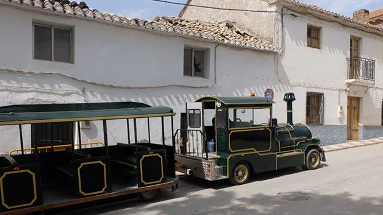 El tren neumático que lleva a los visitantes desde el centro del pueblo a la cueva