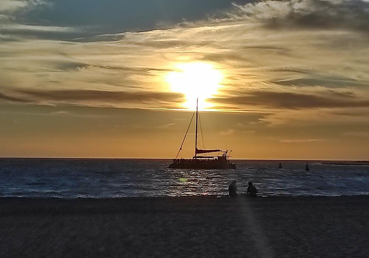 Puesta de sol en el Catamarán Pura Vida en la ciudad gaditana