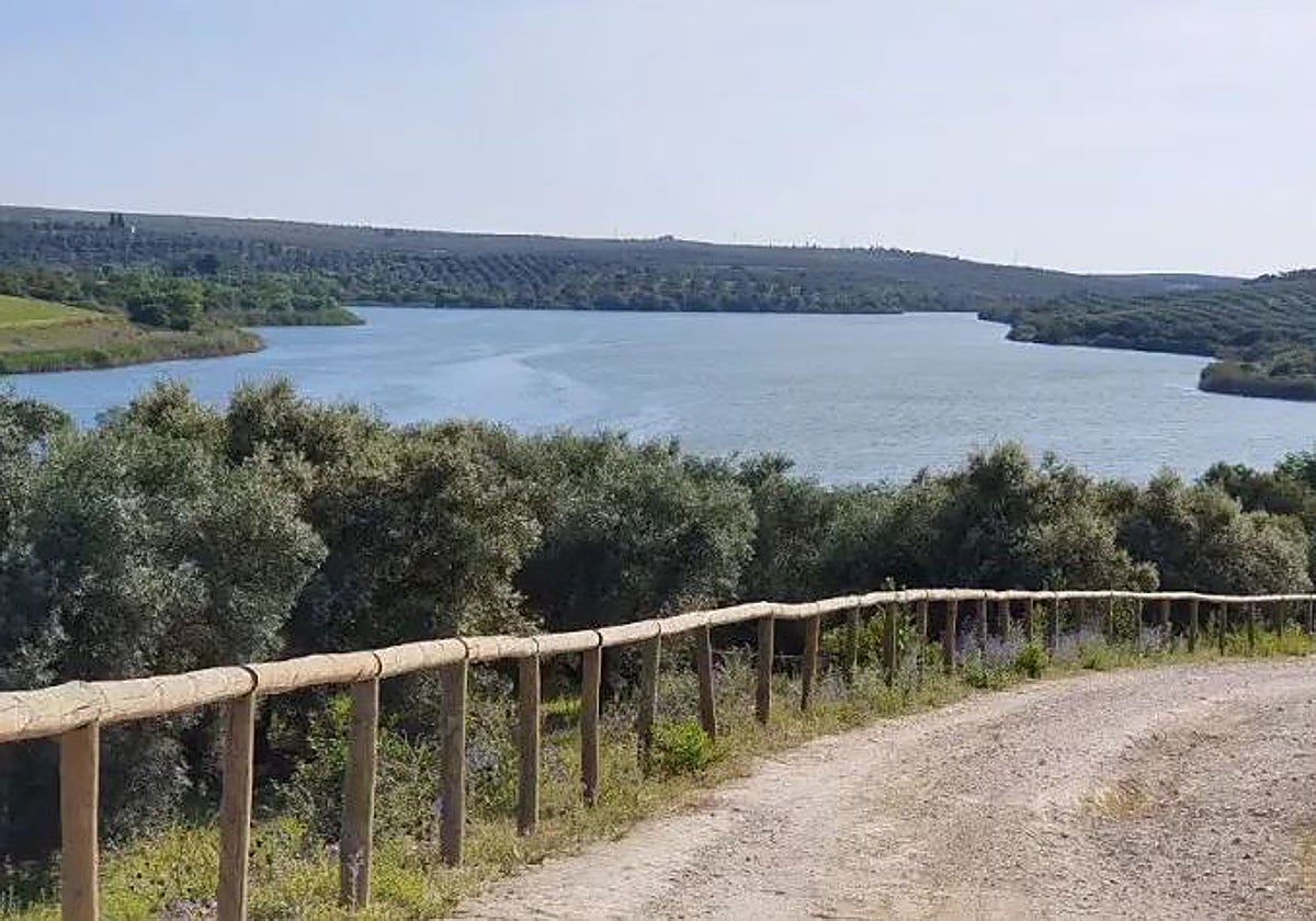 Por sus especiales características y por su profundidad, este espacio natural está considerado como el único lago de Andalucía
