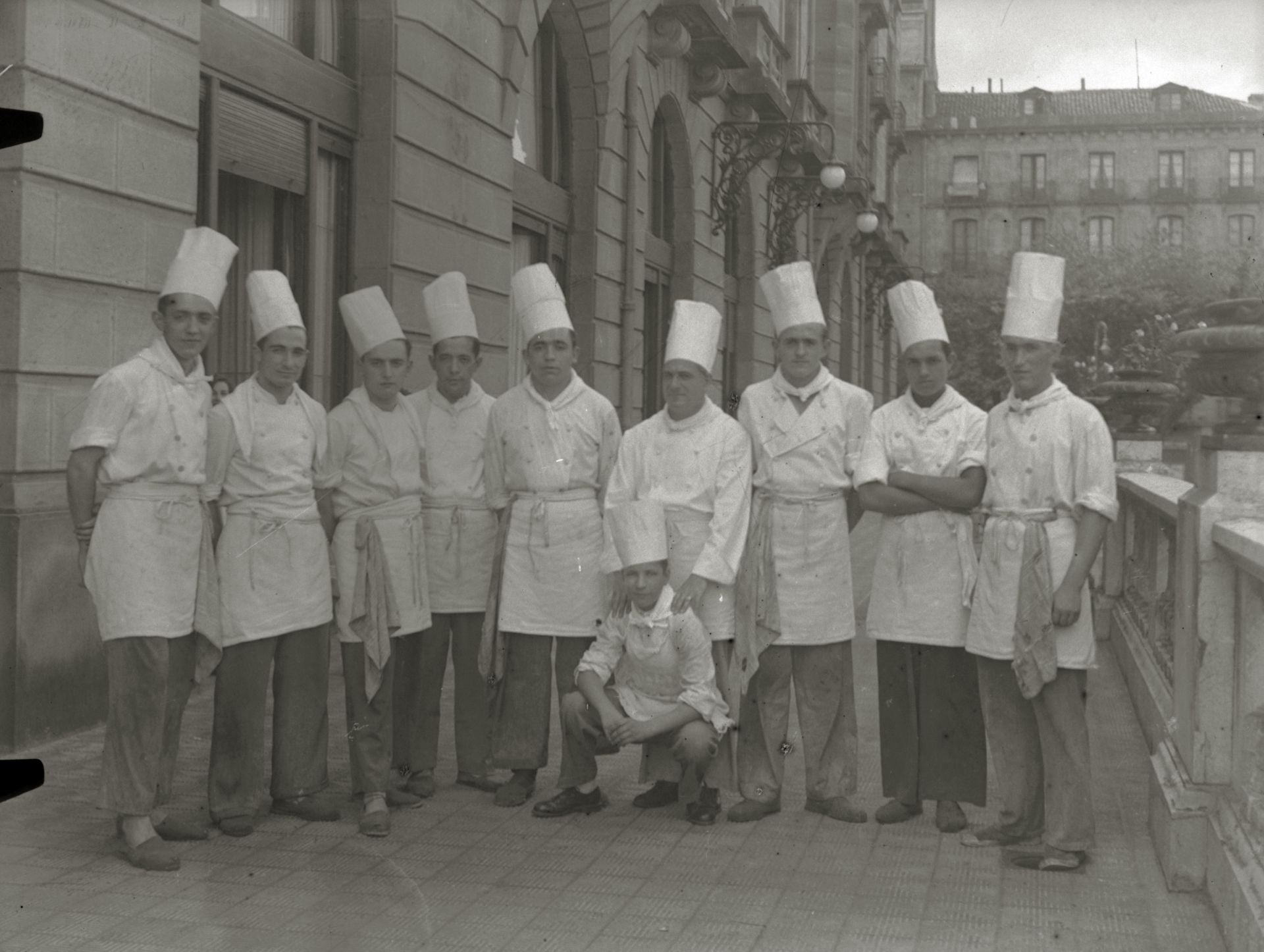 La gastronomía siempre ha sido importante en el hotel. El viernes 27 se celebrará una cena benéfica en favor de UNICEF que celebraremos en el hotel el viernes 27, y correrá a cargo de Elena Arzak, chef del restaurante tres estrellas Michelin Arzak, y Paco Pérez, chef que acumula en sus restaurantes 5 estrellas Michelin.