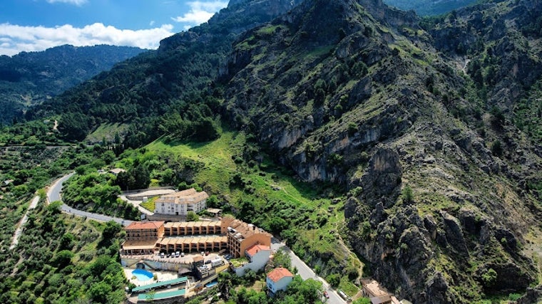 Imagen del hotel enclavado en el entorno de la sierra
