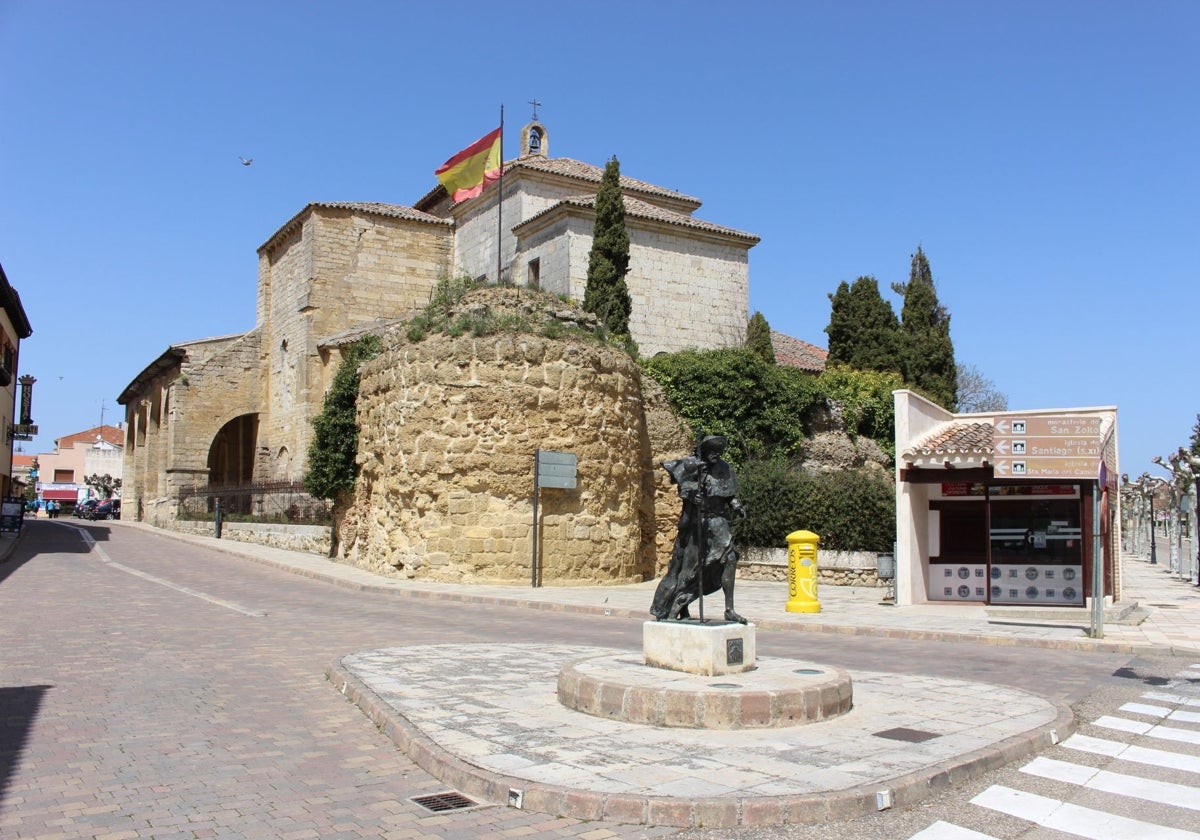 Santa María del Camino, la muralla y la estatua del peregrino, en Carrión de los Condes