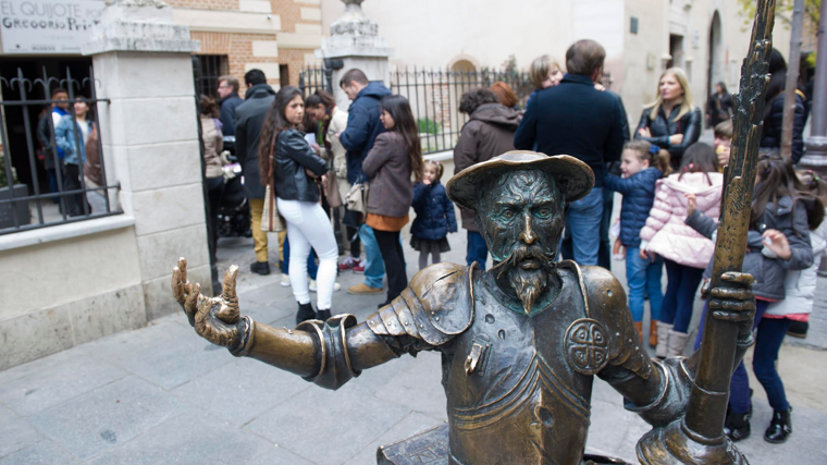 Estatua de Don Quijote de la Mancha en la entrada de la casa natal de Cervantes