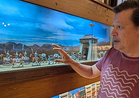 Imagen secundaria 1 - L'Iber Museo de los Soldaditos de Plomo se halla en la planta noble del Palacio de los Marqueses de Malferit (a la derecha, el patio). Sobre estas líneas, Alejandro Noguera, familia que compró el edificio en 1945. El padre de Alejandro, Álvaro, un economista y empresario muy conocido en Valencia, tenía una enorme colección de miniaturas, base esencial del actual museo, inaugurado en 2006.