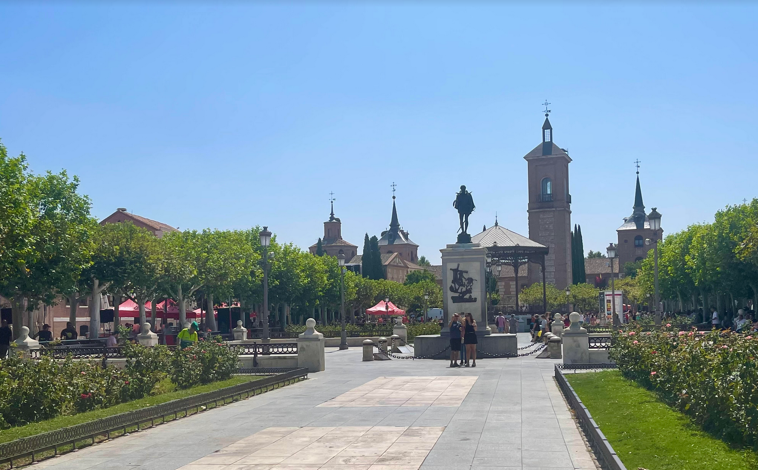 Imagen principal - La plaza de Cervantes, la Universidad-Colegio Mayor de San Ildefonso y la Catedral Magistral de los Santos Justo y Pastor