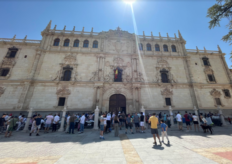 Imagen secundaria 1 - La plaza de Cervantes, la Universidad-Colegio Mayor de San Ildefonso y la Catedral Magistral de los Santos Justo y Pastor