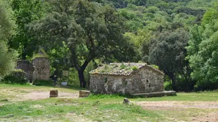 La zona cuenta con cabañas para alojarse con algunos servicios básicos