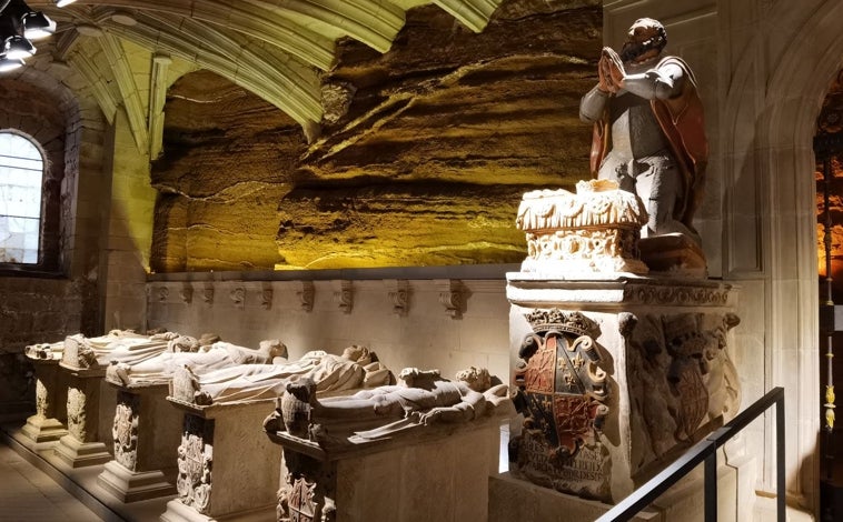 Imagen principal - En la foto superior, el Panteon del Real Monasterio Nájera. Sobre estas líneas, el Poema Najerino del Camino Riojano: «Polvo, barro, sol y lluvia es Camino de Santiago...». A la derecha, peregrinos tomando vino en el capitel del Monasterio San Juan de Acre