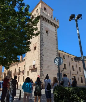 Imagen secundaria 2 - Exterior del Alcázar de Segovia, de donde salió Isabel  hacia la catedral y la iglesia de San Miguel, donde se recuerda el día de la proclamación como reina en el exterior. La iglesia en 1474 estaba en el centro de la plaza Mayor. Posteriormente se construyó en un lateral. A la derecha, la Torre Arias Dávila, del siglo XV, en Segovia