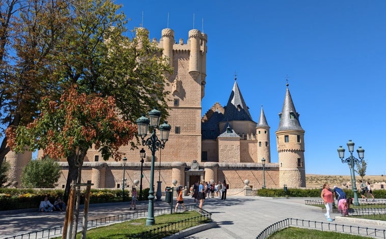 Imagen principal - Exterior del Alcázar de Segovia, de donde salió Isabel  hacia la catedral y la iglesia de San Miguel, donde se recuerda el día de la proclamación como reina en el exterior. La iglesia en 1474 estaba en el centro de la plaza Mayor. Posteriormente se construyó en un lateral. A la derecha, la Torre Arias Dávila, del siglo XV, en Segovia