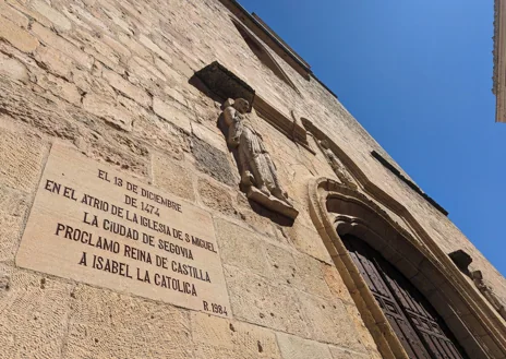 Imagen secundaria 1 - Exterior del Alcázar de Segovia, de donde salió Isabel  hacia la catedral y la iglesia de San Miguel, donde se recuerda el día de la proclamación como reina en el exterior. La iglesia en 1474 estaba en el centro de la plaza Mayor. Posteriormente se construyó en un lateral. A la derecha, la Torre Arias Dávila, del siglo XV, en Segovia