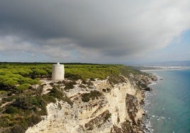 La ruta de Cádiz que bordea un acantilado y tiene vistas a la costa de África