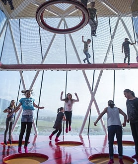 Imagen secundaria 2 - En la Cúpula de Cristal el visitante cree que está dentro de un cristal con 595 espejos que crean un efecto de profundidad especial. Sobre estas líneas, a la derecha, la torre de juegos de los Mundos de Cristal de Swarovski.