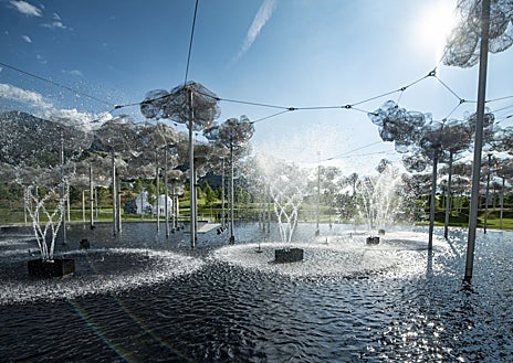 Imagen secundaria 1 - En la Cúpula de Cristal el visitante cree que está dentro de un cristal con 595 espejos que crean un efecto de profundidad especial. Sobre estas líneas, a la derecha, la torre de juegos de los Mundos de Cristal de Swarovski.