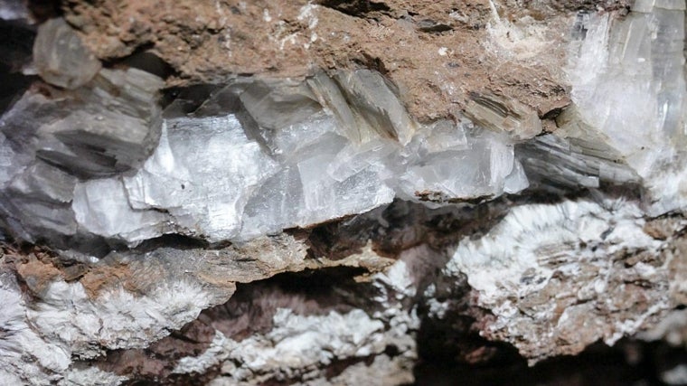 Pared del interior de la cueva que alberga la Geoda de Pulpí