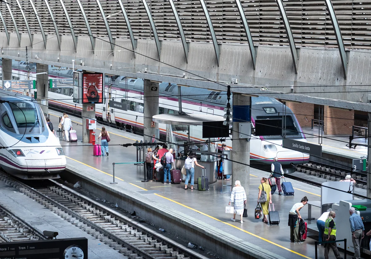 Pasajeros en la estación de trenes Sevilla-Santa Justa