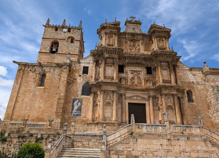 La iglesia de Santa María fue construida entre los siglos XIV y XVII sobre una iglesia románica anterior